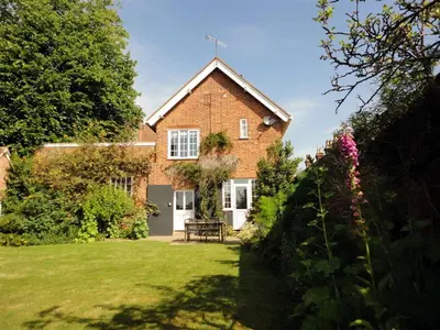 a brick house with a picnic table in the yard at 2 Bed in Orford oc-sfwco in Orford